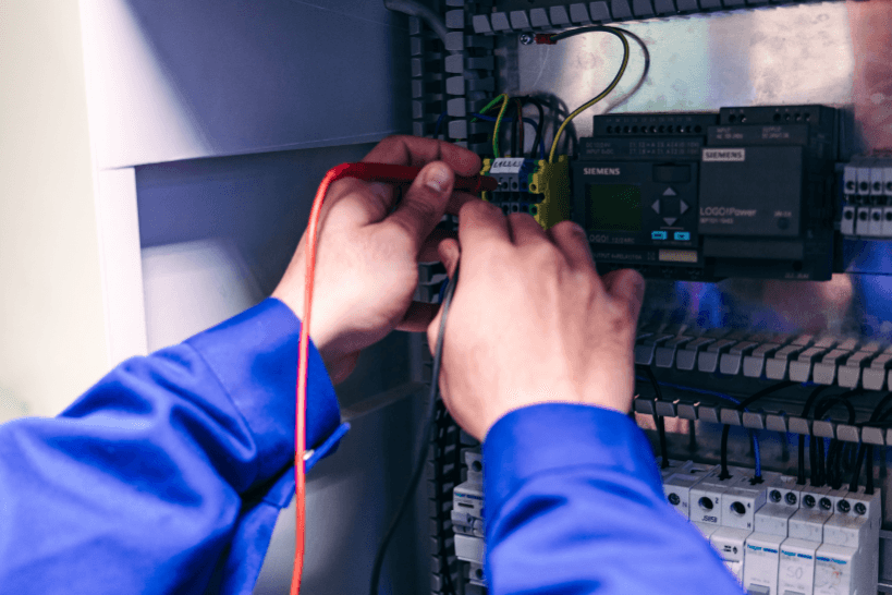 Lehre als Elektrotechniker:in